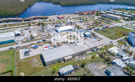 Luftbilder der Everglades City Bereich einschließlich chokoloskee und Plantage Insel. Am westlichen Eingang in die Everglades National Park Südlich von Naples und Marco Island, Ost-westlich von Miami entfernt. Fotos, die weniger als eine Woche nach dem Hurrikan Irma mit sturmfluten von 10 Fuß zugeschlagen. Stockfoto