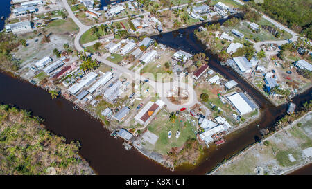 Luftbilder der Everglades City Bereich einschließlich chokoloskee und Plantage Insel. Am westlichen Eingang in die Everglades National Park Südlich von Naples und Marco Island, Ost-westlich von Miami entfernt. Fotos, die weniger als eine Woche nach dem Hurrikan Irma mit sturmfluten von 10 Fuß zugeschlagen. Stockfoto