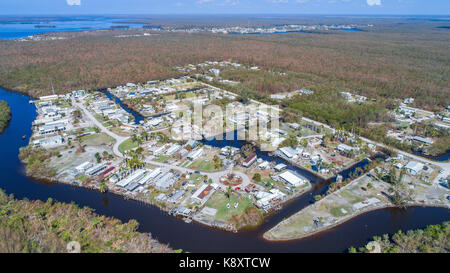 Luftbilder der Everglades City Bereich einschließlich chokoloskee und Plantage Insel. Am westlichen Eingang in die Everglades National Park Südlich von Naples und Marco Island, Ost-westlich von Miami entfernt. Fotos, die weniger als eine Woche nach dem Hurrikan Irma mit sturmfluten von 10 Fuß zugeschlagen. Stockfoto