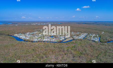 Luftbilder der Everglades City Bereich einschließlich chokoloskee und Plantage Insel. Am westlichen Eingang in die Everglades National Park Südlich von Naples und Marco Island, Ost-westlich von Miami entfernt. Fotos, die weniger als eine Woche nach dem Hurrikan Irma mit sturmfluten von 10 Fuß zugeschlagen. Stockfoto