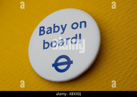 Ein Londoner U-Baby an Bord Abzeichen getragen auf einem gelben Gewebe Kleidungsstück (nur redaktionelle Nutzung). Stockfoto