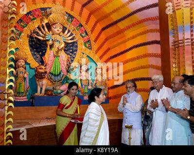 Kolkata, Indien. 20 Sep, 2017. West Bengal Chief Minister Mamata Banerjee (Mitte) Ahiritola Sarbojanin Pandal oder temporäre Plattform vor der Durga Puja Festival am 20. September eröffnet, 2017 in Kalkutta. Credit: Saikat Paul/Pacific Press/Alamy leben Nachrichten Stockfoto