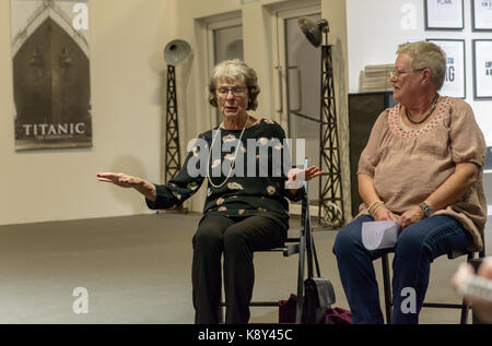 Malmö, Schweden. September 2017. Malmö, Schweden. September 2017. Wanderausstellung zur Eröffnung der Titanic-Katastrophe in Malmömässan. Hjördis Ohlsson (l.) und Gunilla Genrup (r.), Verwandte der Opfer der Katastrophe. Quelle: Tommy Lindholm/Pacific Press/Alamy Live News Stockfoto