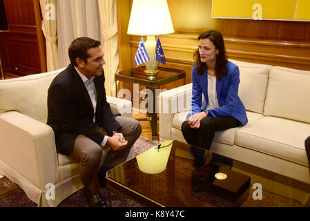 Athen, Griechenland. 20 Sep, 2017. Der griechische Premierminister Alexis Tsipras (links) und die EU-Kommissarin für die Digitale Wirtschaft und Gesellschaft, Mariya Gabriel (rechts) während Ihrer Tagung. Credit: Dimitrios Karvountzis/Pacific Press/Alamy leben Nachrichten Stockfoto