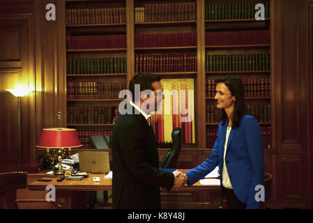 Athen, Griechenland. 20 Sep, 2017. Handshake zwischen der griechische Premierminister Alexis Tsipras (links) und der EU-Kommissarin für die Digitale Wirtschaft und Gesellschaft, Mariya Gabriel (rechts). Credit: Dimitrios Karvountzis/Pacific Press/Alamy leben Nachrichten Stockfoto