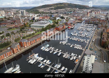 Mit Blick auf die Marina an der Swansea mit Freizeit zentrum und Museum deutlich sichtbar, das Feuerschiff und Trawler zeigt gleitende durch das Museum. Stockfoto