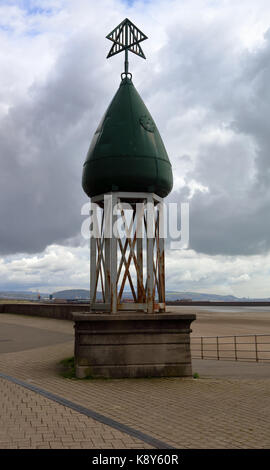 Eine alte Boje, montiert auf einem Stahlbau lattice Spalte auf einer Promenade am Meer als Dekoration, gekrönt mit einem Warndreieck. Stockfoto