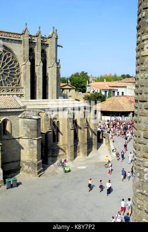 Touristen um die Basilique Saint Nazaire, in der mittelalterlichen französischen befestigte Stadt Carcassonne La Cite, Languedoc-Roussillon, Frankreich Stockfoto