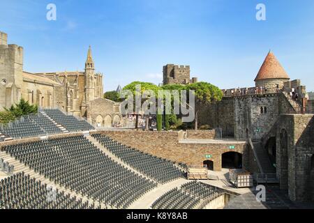 Das Amphitheater in der mittelalterlichen französischen befestigte Stadt Carcassonne La Cite, Languedoc-Roussillon, Frankreich, mit der Basilique Saint Nazaire in der Stockfoto