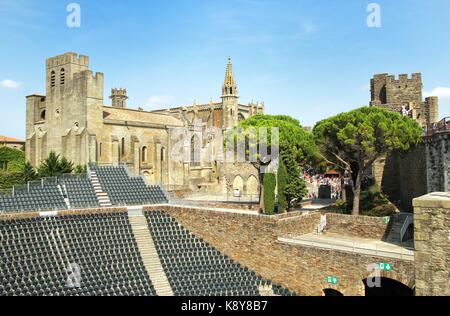 Das Amphitheater in der mittelalterlichen französischen befestigte Stadt Carcassonne La Cite, Languedoc-Roussillon, Frankreich, mit der Basilique Saint Nazaire in der Stockfoto