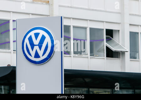 Volkswagen Logo ist bis auf die Anzeige an Ihre Händlerniederlassung in Reykjavik. Stockfoto