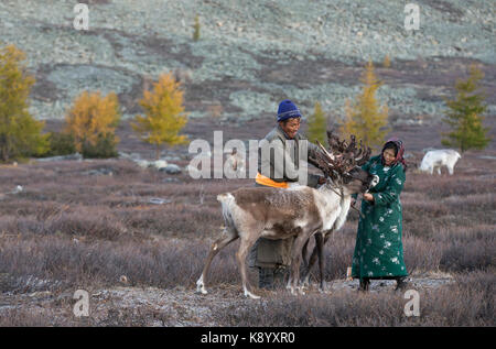 Tsaatan Paar mit ihrer Rentiere im Norden der mongolischen Landschaft Stockfoto