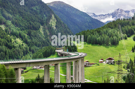 Schöne, hohe Brücke in Italien Stockfoto