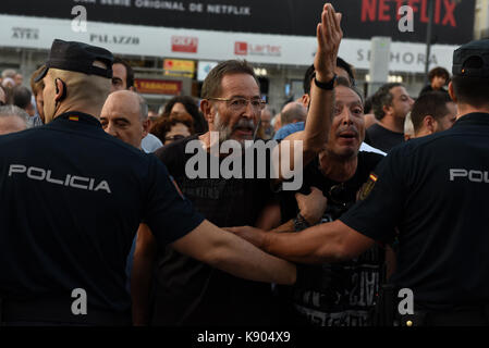 Madrid, Spanien. 20 Sep, 2017. Abgebildeten Personen während eines Protestes in Madrid zur Unterstützung der Unabhängigkeit Referendum in Katalonien. Credit: Jorge Sanz/Pacific Press/Alamy leben Nachrichten Stockfoto