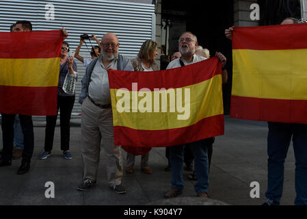 Madrid, Spanien. 20 Sep, 2017. Rechtsextreme Demonstranten zeigen spanische Fahnen auf Demonstranten Unterstützung der katalanischen Angebot ein Referendum über die Unabhängigkeit während eines Protestes in Madrid zu halten. Credit: Jorge Sanz/Pacific Press/Alamy leben Nachrichten Stockfoto