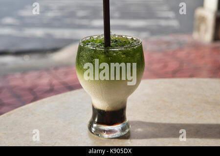 Matcha Latte an der alten Schule der chinesischen Coffeeshop Kopi Hya Tai Kee, Bangkok, Thailand Stockfoto