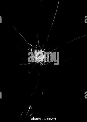 Risse im Glas Textur auf schwarzen Hintergrund. Isolierte realistische Risse im Glas Effekt. Stockfoto