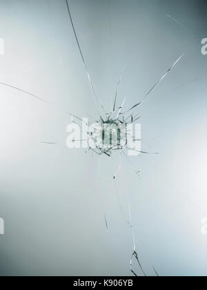 Gebrochene gebrochene Glas mit Loch über dem weißen Hintergrund Stockfoto