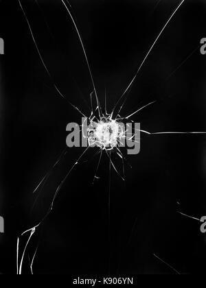 Zerbrochenes Glas auf schwarzem Hintergrund, Textur Hintergrund Objekt design Unfall Crash Konzept Stockfoto