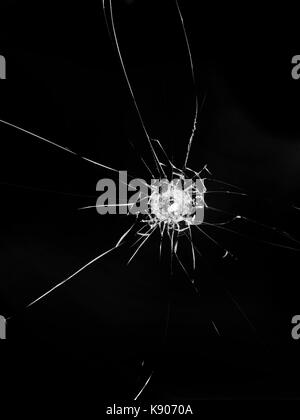 Gebrochene gebrochene Glas auf Schwarz Stockfoto