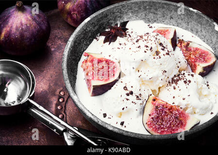 Appetitlich Vanilleeis mit Feigen Früchte Stockfoto