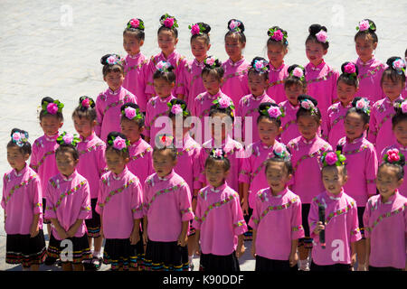 Xijiang, China - 15. September 2007: Cute jugendlichen Miao Minderheit Mädchen in rosa Festival kostüm Singen am Xijiang ethnische Minderheit Miao Villa Stockfoto