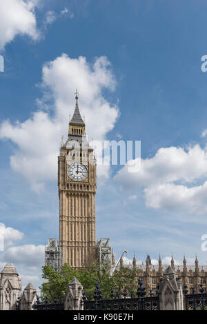 London, Großbritannien - 17. August 2017: Das Parlament, um die Länge der Zeit Big Ben bei Renovierungsarbeiten zum Schweigen gebracht wird, überdenken. Die Glocke ist die Stockfoto