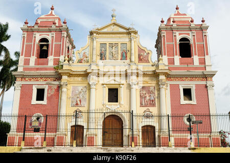 Mittelamerika, Leon-der kolonialen spanischen Stadt in Nicaragua hat die größte Kathedrale in Mittelamerika und farbenfrohe Architektur. Stockfoto