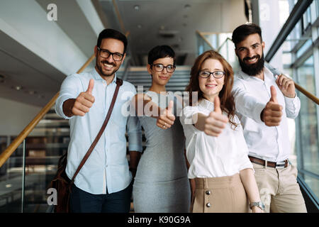 Portrait von erfolgreichen jungen Team von Geschäftsleuten Stockfoto