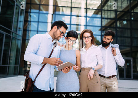 Geschäftsleute in Diskussion vor der Unternehmen Stockfoto