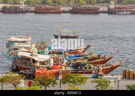 Traditionelle Holzboote, genannt Dhow auf Arabisch, auf Anker am Ufer des Dubai Creek - Vereinigte Arabische Emirate Stockfoto