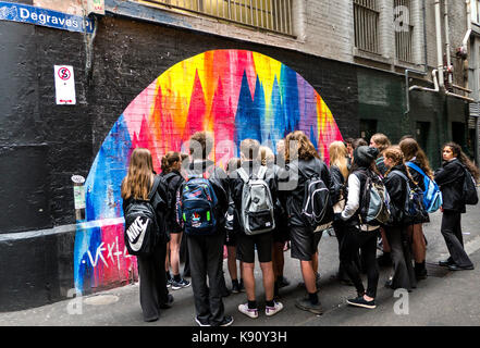 Junge Leute sehen Street Art in Melbourne, Victoria, Australien Stockfoto