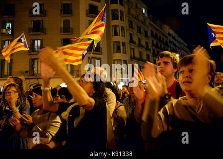 Barcelona, Spanien. 20 Sep, 2017. Die Menschen jubeln bei independantists Gesänge in Rambla Catalunya, in einer Konzentration gegen die Verhaftung von 14 hochrangigen Beamten als Teil einer Operation zu protestieren, das Referendum stattfinden am 1. Oktober zu stoppen. Credit: Laia Ros Padulles/Alamy leben Nachrichten Stockfoto