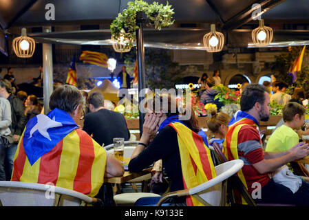 Barcelona, Spanien. 20 Sep, 2017. Einige Demonstranten in einem Restaurant neben der Konzentration gegen die Verhaftung von 14 hochrangigen Beamten als Teil einer Operation zu protestieren, das Referendum stattfinden am 1. Oktober zu stoppen. Credit: Laia Ros Padulles/Alamy leben Nachrichten Stockfoto