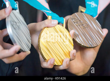 Seoul, Südkorea. 21 Sep, 2017. Medaillen des 2018 PyeongChang Winter Olympics, Sep 21, 2017: Athleten zeigen Medaillen der PyeongChang Winter Olympics 2018 eine enthüllungsfeier in Seoul, Südkorea. Die XXIII Olympischen Winterspiele wird in PyeongChang gehalten, etwa 180 km (112 Meilen) östlich von Seoul für 17 Tage ab Februar 9-25, 2018. Quelle: Lee Jae-Won/LBA/Alamy leben Nachrichten Stockfoto