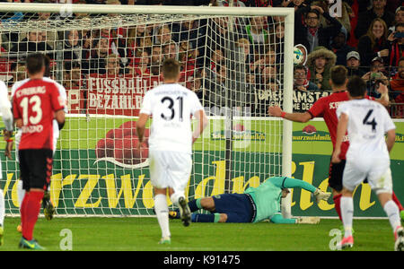 Freiburger Florian Niederlechner (2-R) vermisst ein Elfmeter in der Bundesliga Fußball Spiel zwischen dem SC Freiburg und Hannover 96 in der Schwarzwald-Stadion in Freiburg im Breisgau, Deutschland, 20. September 2017. Foto: Patrick Seeger/dpa Stockfoto