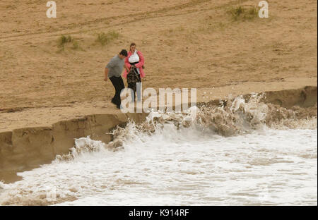 Crantock Beach, Cornwall, UK. 21 Sep, 2017. UK Wetter Springfluten umformen Strand Dünen als Crantock Crantock Bay Surf Life Saving Club Mitglieder die Wellen machen, 21, September, 2017, Cornwall, UK. Credit: Robert Taylor/Alamy leben Nachrichten Stockfoto