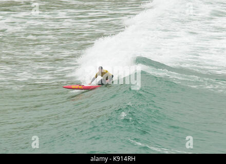 Crantock Beach, Cornwall, UK. 21 Sep, 2017. UK Wetter Springfluten umformen Strand Dünen als Crantock Crantock Bay Surf Life Saving Club Mitglieder die Wellen machen, 21, September, 2017, Cornwall, UK. Credit: Robert Taylor/Alamy leben Nachrichten Stockfoto