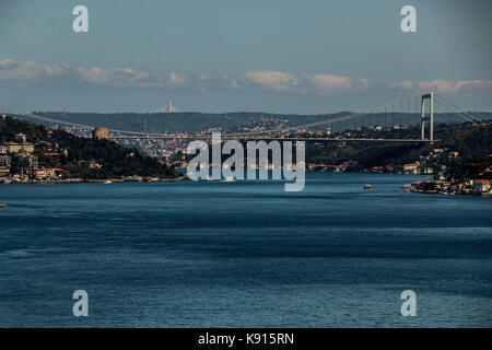 September 1, 2017 - Die Fatih Sultan Mehmet Brücke ist eine Brücke über den Bosporus. Die Brücke wurde 1988 eröffnet und ist 1090 Meter lang. Der Bosporus ist eine Meerenge im Nordwesten der Türkei, die Europäische Türkei trennt von den asiatischen Türkei und verbindet das Schwarze Meer mit dem Marmarameer (Credit Bild: © basem Ayoubi/ImagesLive über ZUMA Draht) Stockfoto