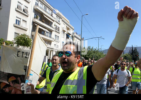 Athen, Griechenland. 21 Sep, 2017. Bergleute sammeln während eines Protestes in der Mitte von Athen. Hunderte Arbeiter an einem kanadischen Bergbauunternehmen in Nordgriechenland protestieren in der griechischen Hauptstadt und forderten die Regierung sicherzustellen, dass das Unternehmen weiterhin in Betrieb. Credit: aristidis Vafeiadakis/ZUMA Draht/Alamy leben Nachrichten Stockfoto