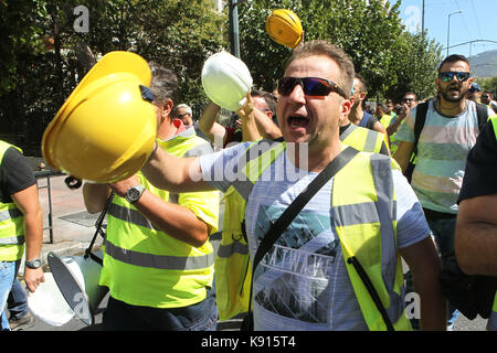 Athen, Griechenland. 21 Sep, 2017. Bergleute sammeln während eines Protestes in der Mitte von Athen. Hunderte Arbeiter an einem kanadischen Bergbauunternehmen in Nordgriechenland protestieren in der griechischen Hauptstadt und forderten die Regierung sicherzustellen, dass das Unternehmen weiterhin in Betrieb. Credit: aristidis Vafeiadakis/ZUMA Draht/Alamy leben Nachrichten Stockfoto