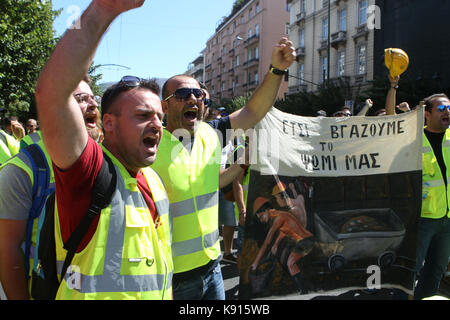 Athen, Griechenland. 21 Sep, 2017. Bergleute sammeln während eines Protestes in der Mitte von Athen. Hunderte Arbeiter an einem kanadischen Bergbauunternehmen in Nordgriechenland protestieren in der griechischen Hauptstadt und forderten die Regierung sicherzustellen, dass das Unternehmen weiterhin in Betrieb. Credit: aristidis Vafeiadakis/ZUMA Draht/Alamy leben Nachrichten Stockfoto