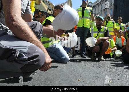 Athen, Griechenland. 21 Sep, 2017. Bergleute sammeln während eines Protestes in der Mitte von Athen. Hunderte Arbeiter an einem kanadischen Bergbauunternehmen in Nordgriechenland protestieren in der griechischen Hauptstadt und forderten die Regierung sicherzustellen, dass das Unternehmen weiterhin in Betrieb. Credit: aristidis Vafeiadakis/ZUMA Draht/Alamy leben Nachrichten Stockfoto