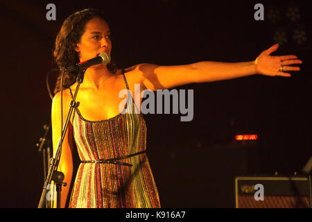 Amanda Sudano von Johnnyswim tritt am 20. September 2017 live auf der Bühne im Bi Nuu in Berlin auf. Stockfoto