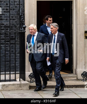 London, 21. September 2017, Kabinett des Ministerpräsidenten meeteign Florenz Rede zu diskutieren; Ein extraordianry Bild von Boris Johnsn Außenminister und Philip Hammond, der Kanzler, und die extra langen cabient Konferenz Credit: Ian Davidson/Alamy leben Nachrichten Stockfoto