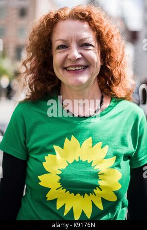 München, Bayern, Deutschland. 21 Sep, 2017. Margarete Bause, der Bayerische Landtag GreensMembers des Deutschland Grüne Partei (BÃoeNDNIS 90/DIE GRÃoeNENÂ €) in München nur drei Tage vor dem Deutschen nationalen Wahlen geworben. Die Auftritte waren Spitzenkandidaten Cem Özdemir, Margarete Bause des Bayerischen Landtags, Chef der bayerischen Gruenen Dieter Janacek und Spitzenduo Claudia Roth (Bundestag Vizepräsident) und Toni Hofreiter. Deutschlands nationale Wahlen für den Bundeskanzler Position, sowie für den Bundestag Sitze sind am 24. September. Die Etablierten Stockfoto