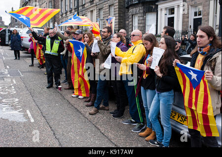 Edinburgh, Großbritannien. 21 Sep, 2017. Protest vor dem Spanischen Konsulat in Edinburgh. Die Rallye von Edinburgh im Protest organisiert hatte mit den entsprechenden Vorfall passiert ist und durch die letzten Bewegungen der spanischen Zentralregierung motiviert. Die Demonstranten hatten halten Schilder und Fahnen und sangen die katalanischen Hymne Els Segadors'. Credit: Pep Masip/Alamy leben Nachrichten Stockfoto