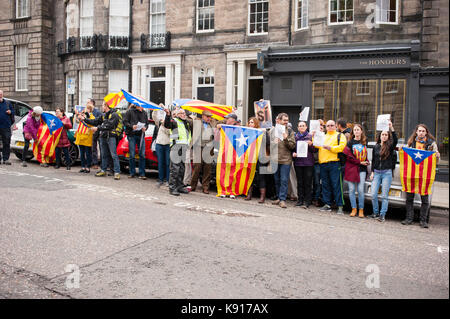 Edinburgh, Großbritannien. 21 Sep, 2017. Protest vor dem Spanischen Konsulat in Edinburgh. Die Rallye von Edinburgh im Protest organisiert hatte mit den entsprechenden Vorfall passiert ist und durch die letzten Bewegungen der spanischen Zentralregierung motiviert. Die Demonstranten hatten halten Schilder und Fahnen und sangen die katalanischen Hymne Els Segadors'. Credit: Pep Masip/Alamy leben Nachrichten Stockfoto