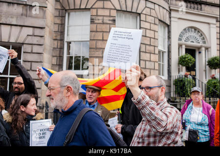 Edinburgh, Großbritannien. 21 Sep, 2017. Protest vor dem Spanischen Konsulat in Edinburgh. Die Rallye von Edinburgh im Protest organisiert hatte mit den entsprechenden Vorfall passiert ist und durch die letzten Bewegungen der spanischen Zentralregierung motiviert. Die Demonstranten hatten halten Schilder und Fahnen und sangen die katalanischen Hymne Els Segadors'. Credit: Pep Masip/Alamy leben Nachrichten Stockfoto