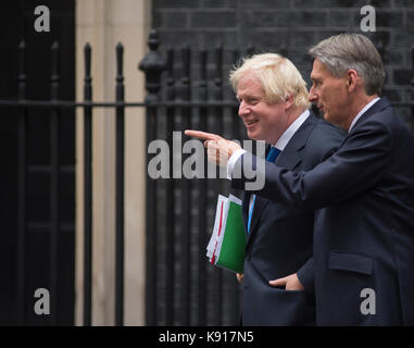 Downing Street, London, UK. 21. September 2017. PM Theresa May fordert eine spezielle kabinettssitzung an Nr. 10 nach ihrer Rückkehr aus New York, vor Reisen nach Florenz am Freitag, dem 22. September eine große Brexit Rede zu geben. Foto (von links nach rechts): Boris Johnson, Staatssekretär für auswärtige Angelegenheiten und Commonwealth-Fragen; Philip Hammond, der Finanzminister. Credit: Malcolm Park/Alamy Leben Nachrichten. Stockfoto